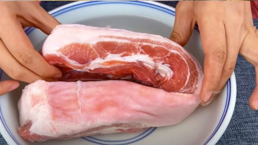 Bạn có thể đẩy nhanh quá trình rã đông thịt bằng cách sử dụng muối.