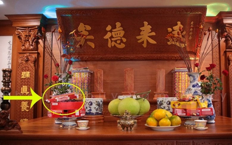 Tiền vàng mã còn để lại trên ban thờ    