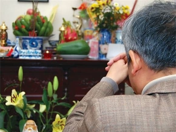 Vì sao khi thắp hương mùng 1, ngày rằm không nên đặt bình hoa bên trái? 21 Trong đời sống thường ngày, hoa hồng đỏ thường gắn với biểu tượng của tình yêu.