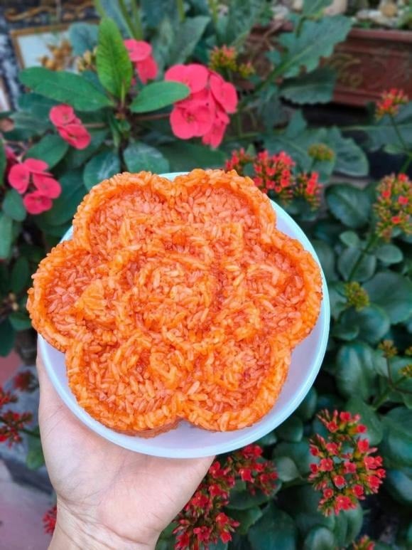 Đậu xanh rửa sạch rồi ngâm khoảng 1–2 giờ cho hạt mềm và nở đều.