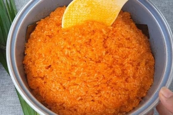 Cho hỗn hợp vào nồi cơm điện, thêm nước xâm xấp mặt gạo rồi bật chế độ nấu. 