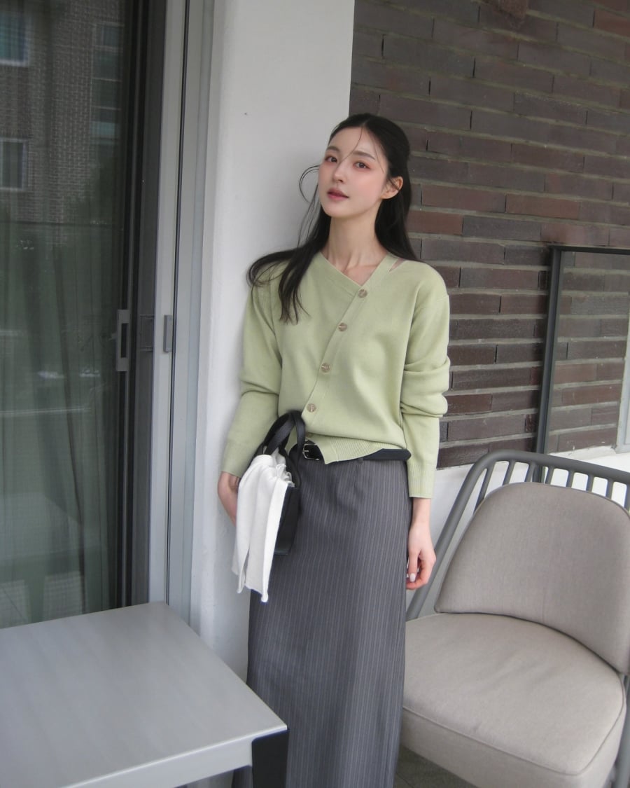 Khác với chân váy bút chì ôm sát, phom suông mang lại sự thoải mái khi di chuyển, đồng thời tạo đường thẳng dọc giúp vóc dáng trông thanh mảnh hơn.