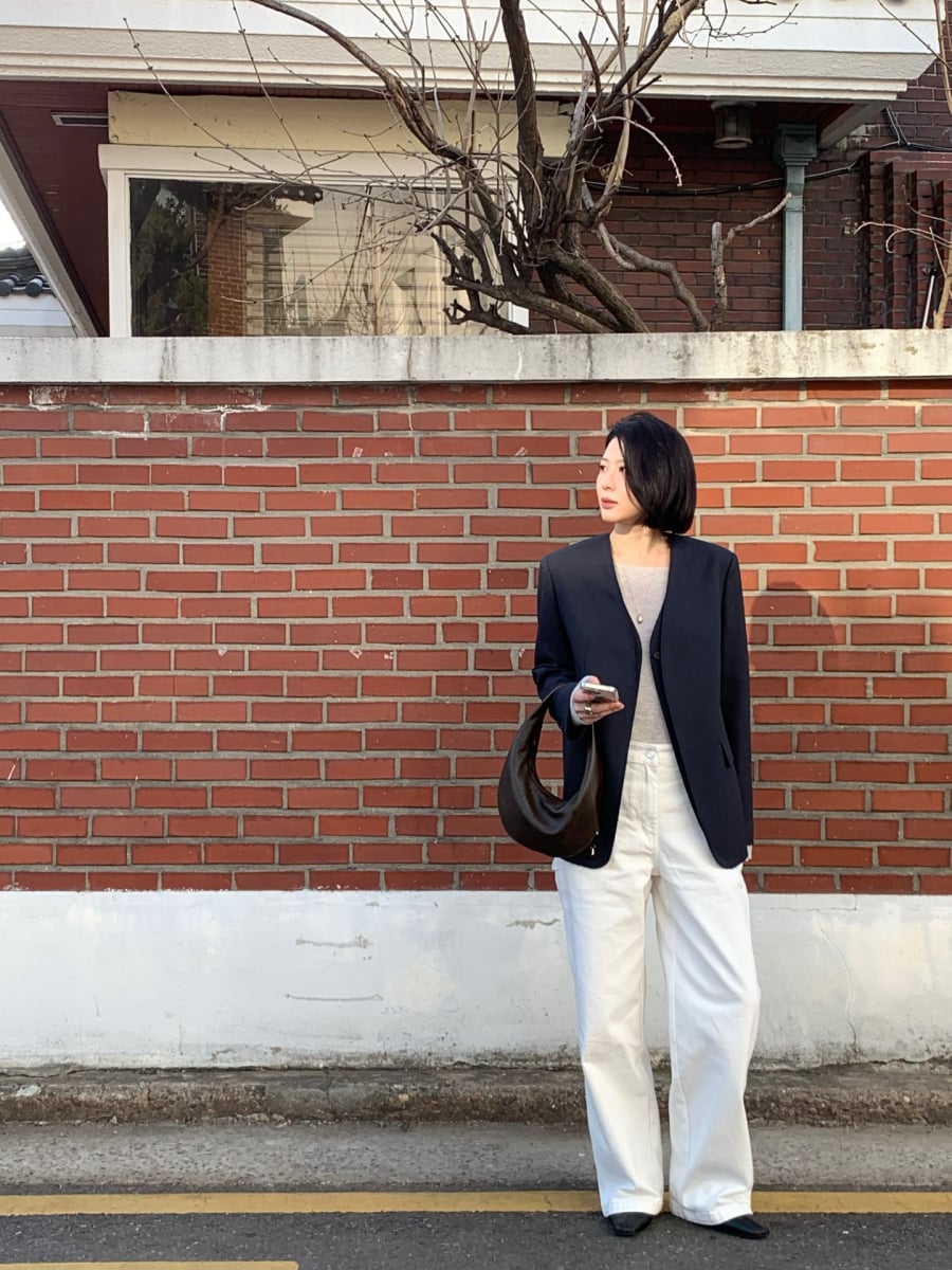 Sắc trắng không còn bị xem là khó ứng dụng mà trở thành điểm nhấn thể hiện sự tự tin và gu thẩm mỹ tinh tế.    