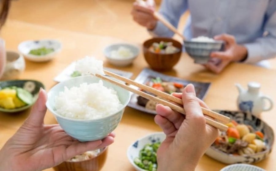 Không nên ăn quá nhiều trước khi ngủ. (Ảnh minh họa)  