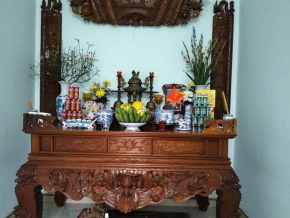 Giữ bàn thờ sạch sẽ, trang nghiêm và đủ ánh sáng dịu nhẹ chính là cách thể hiện lòng hiếu kính, đồng thời giúp không gian sống hài hòa, an yên hơn.    