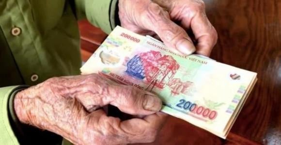 Nhóm thứ hai gồm người từ đủ 70 tuổi đến dưới 75 tuổi thuộc hộ nghèo hoặc cận nghèo, đồng thời không hưởng lương hưu, trợ cấp BHXH hằng tháng và có đơn đề nghị theo quy định.    