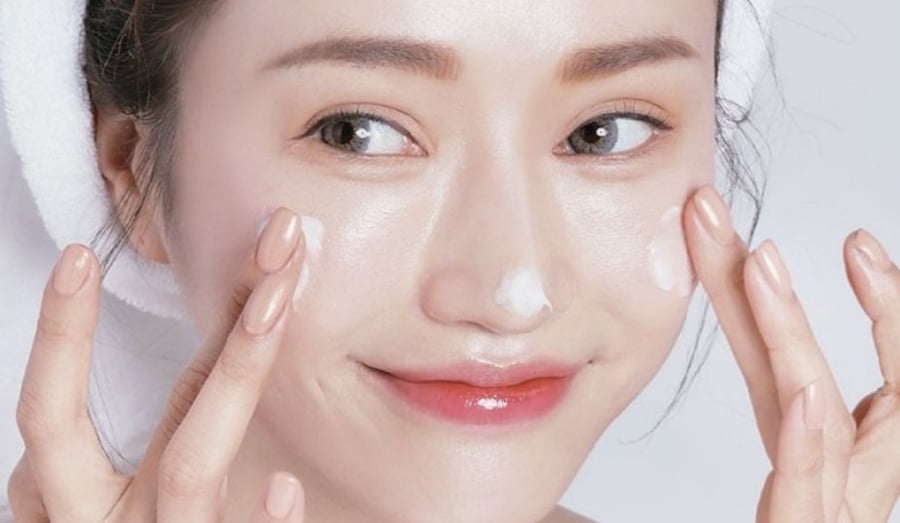 Retinol, AHA, BHA hay các dạng acid peel được sử dụng rộng rãi với mục tiêu tái tạo bề mặt da.