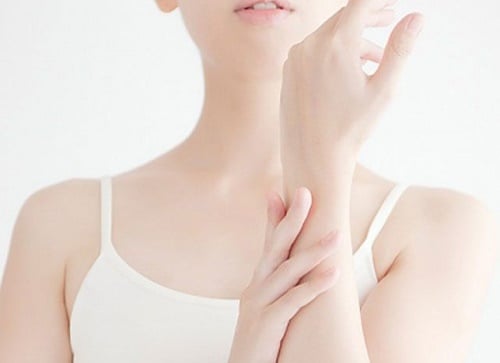 Dầu hạnh nhân ngọt nổi tiếng với khả năng dưỡng ẩm và giúp cải thiện sắc tố da, đặc biệt phù hợp với làn da khô. 