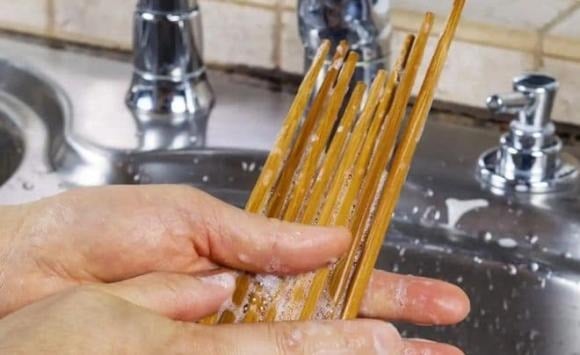 Sau khi luộc xong, vớt đũa ra và đặt vào rổ cho ráo nước, để khô hoàn toàn. 