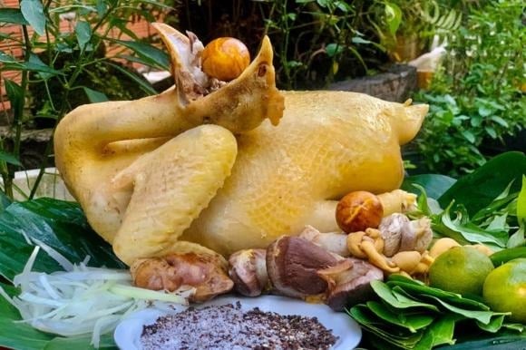 Nếu muốn tạo dáng gà chầu, dùng dao sắc rạch nhẹ hai bên cổ gà rồi khéo léo luồn hai cánh gà vào phía miệng qua các đường rạch này.