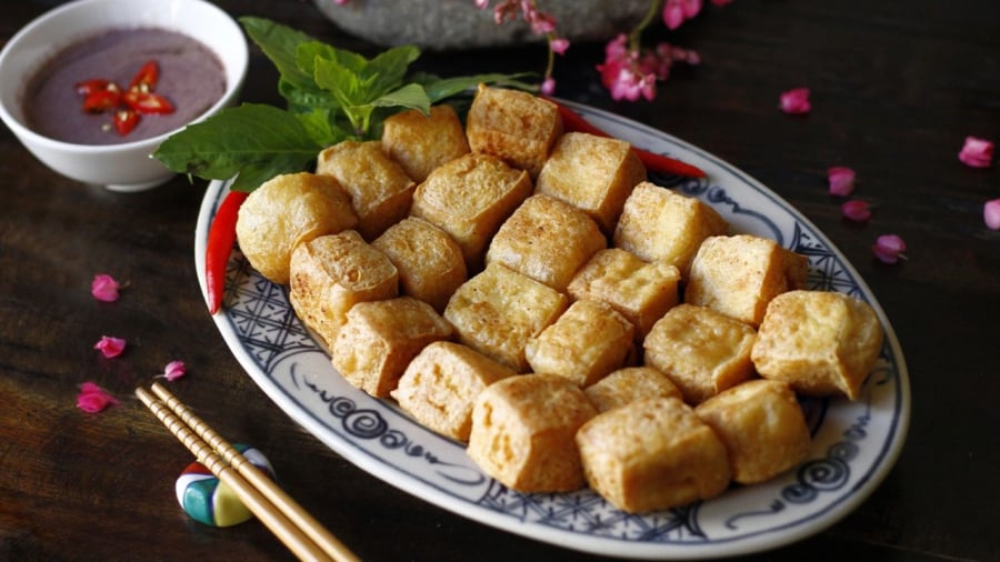 Với một số mẹo nhỏ, bạn có thể rán đậu giòn hơn mà không bị bắn dầu.