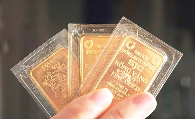 Đối với vàng nhẫn 4 số 9, Công ty SJC cũng giảm 2,2 triệu đồng/lượng, còn 179,2 triệu đồng/lượng mua vào và 182,2 triệu đồng/lượng bán ra.