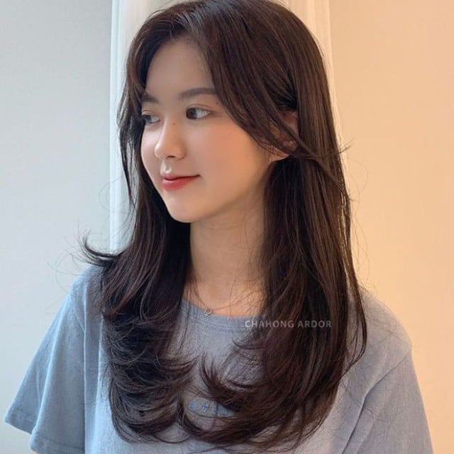  Kiểu layer dài quá vai khi kết hợp cùng ngôi lệch mang lại vẻ trưởng thành, thanh lịch nhưng vẫn giữ được sự trẻ trung. 