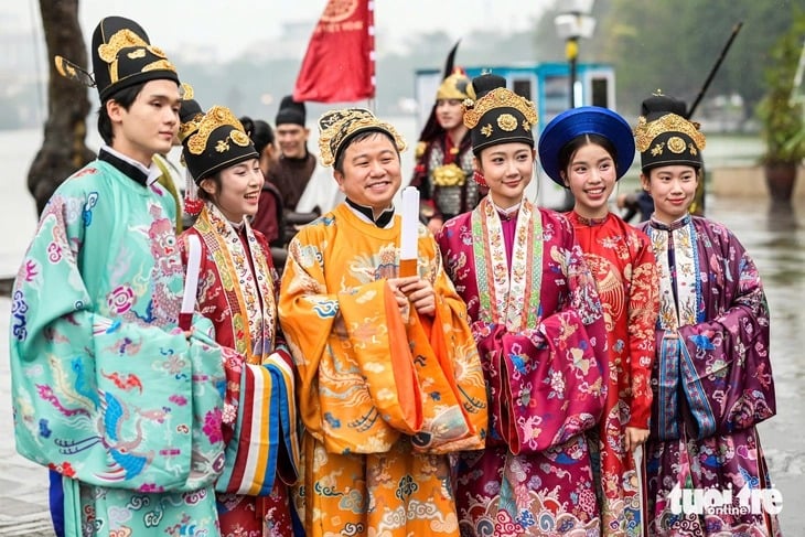 Do hai kỳ nghỉ diễn ra gần nhau, người lao động sẽ đi làm lại vào ngày 28 và 29/4 trước khi bước vào kỳ nghỉ lễ tiếp theo, chứ không có kỳ nghỉ kéo dài 9 ngày như thông tin đang lan truyền.