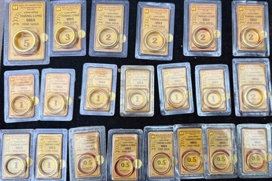 Đối với vàng nhẫn, các thương hiệu lớn như Doji, Phú Quý, Bảo Tín Minh Châu… cũng đồng loạt điều chỉnh giảm mạnh, phổ biến khoảng 900.000 đồng/lượng, kéo giá bán ra xuống quanh ngưỡng 183,8 triệu đồng/lượng.    