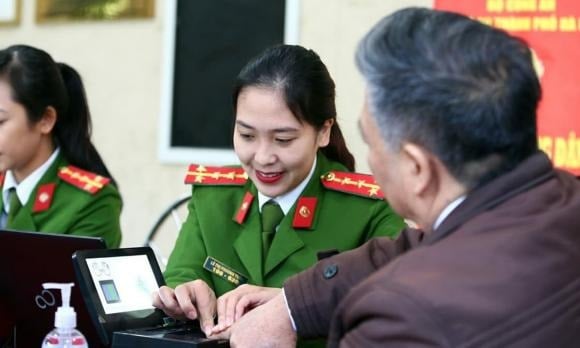 Theo Luật Căn cước hiện hành, công dân Việt Nam từ đủ 14 tuổi trở lên bắt buộc phải có thẻ căn cước, trong khi người dưới 14 tuổi có thể làm thẻ nếu có nhu cầu. 