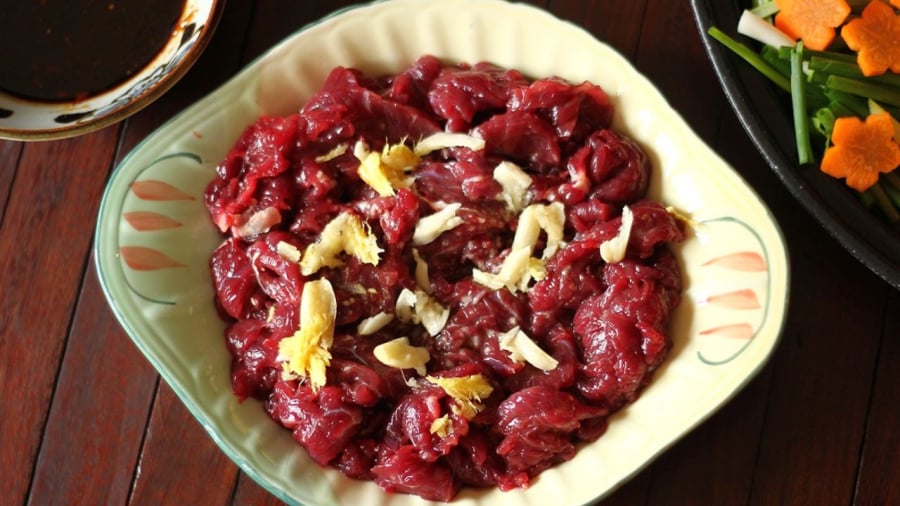 Ướp thịt bò với muối sẽ khiến thịt bị khô, dai.