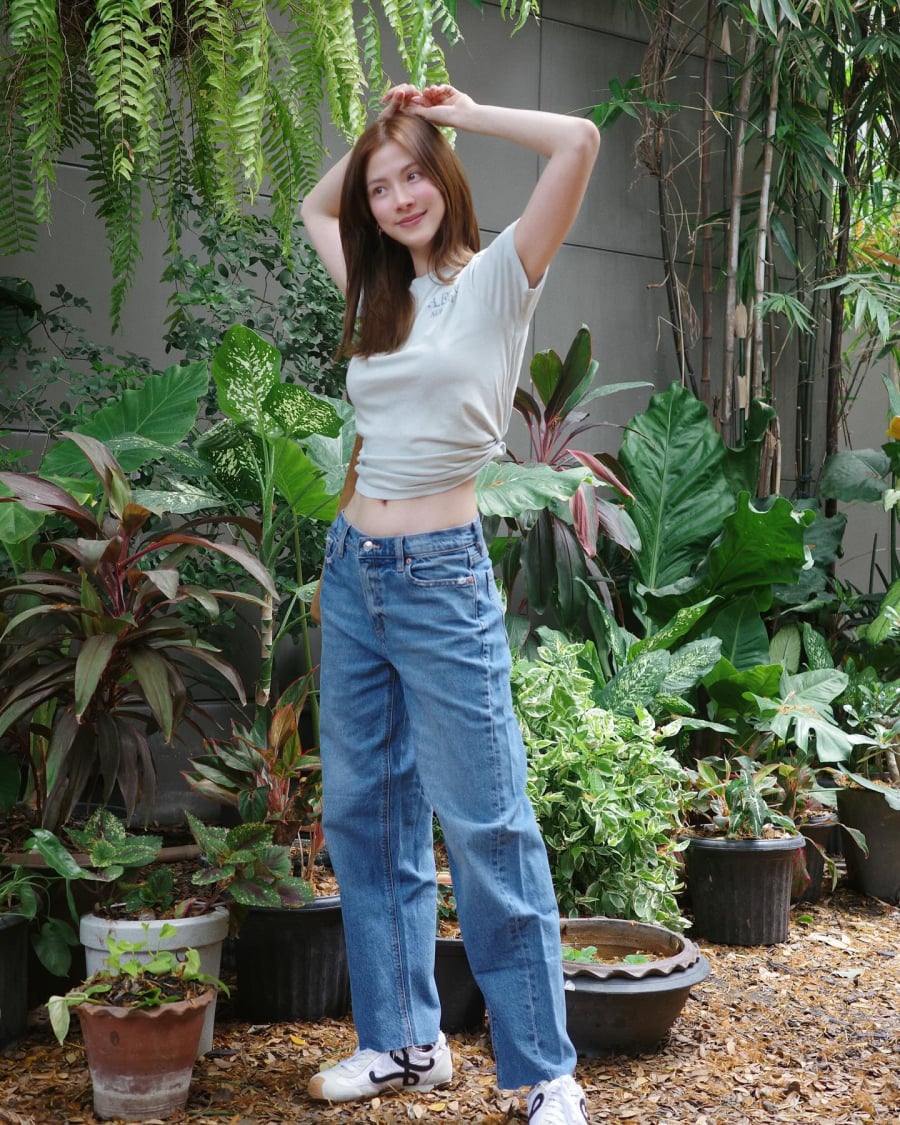 Một chi tiết nhỏ như buộc vạt áo để lộ vòng eo đã giúp trang phục trở nên nổi bật hơn. 