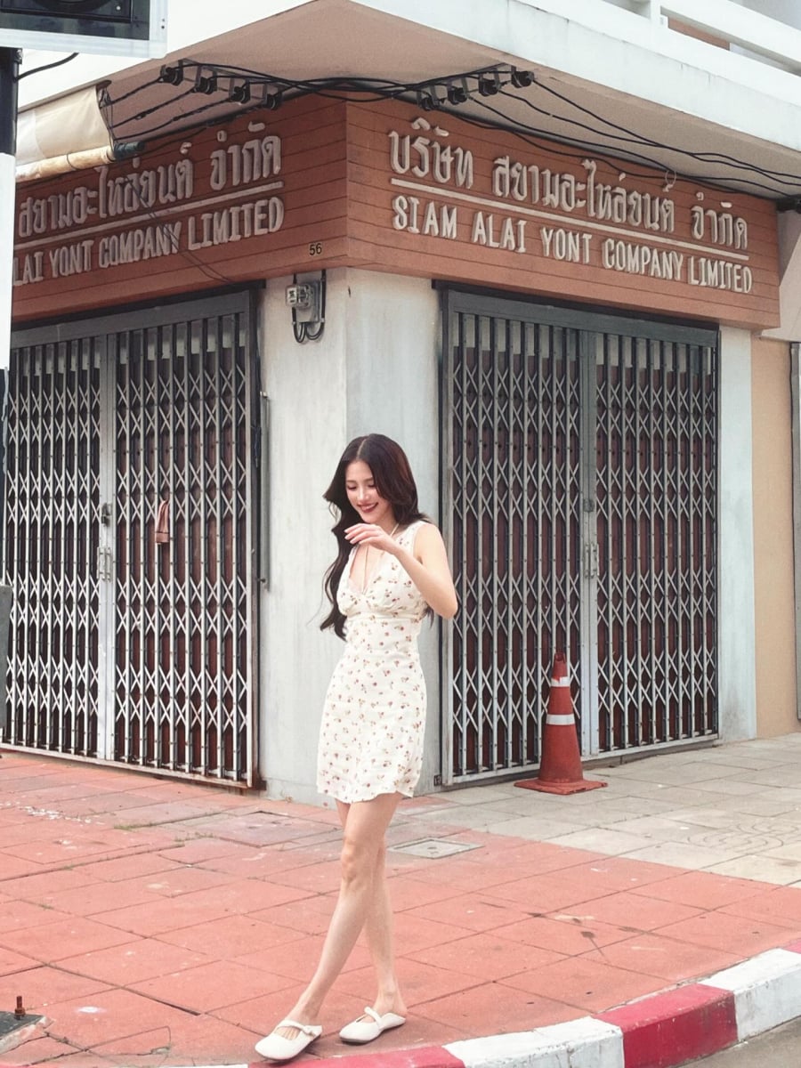  Các thiết kế váy dài trên gối hoặc ôm nhẹ cơ thể còn giúp tôn dáng, mang lại vẻ thanh thoát ngay cả khi kết hợp cùng giày bệt.