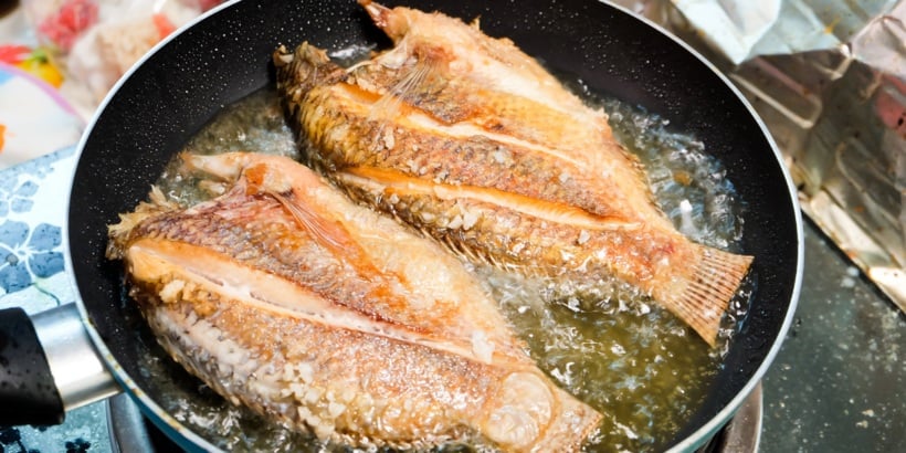 Món này thường được ăn kèm rau sống và nước chấm chua ngọt.