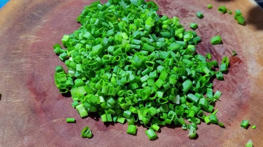 Bạn có thể cắt nhỏ hành ʟá rṑi ᵭem cấp ᵭȏng.