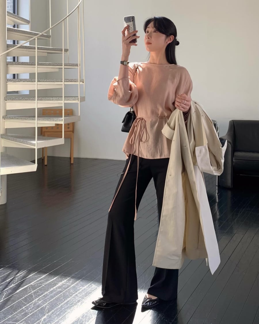 Khi đi cùng quần ống rộng, bộ đôi này mang lại sự cân đối cho vóc dáng, phần áo tạo điểm nhấn trong khi chiếc quần giúp đôi chân trông dài và thon gọn hơn.