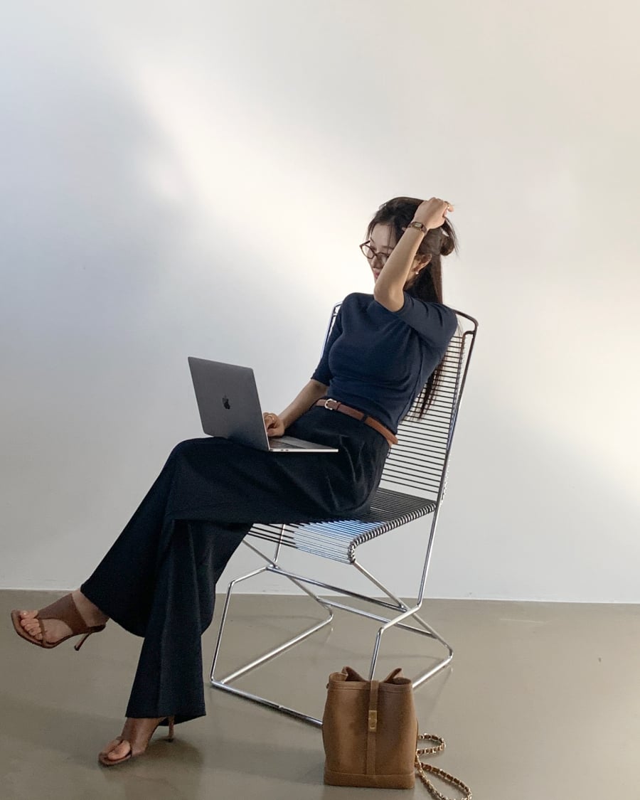 Đây là công thức phối đồ đơn giản nhưng luôn hiệu quả, đặc biệt phù hợp với những ngày cần một set đồ thoải mái mà vẫn gọn gàng.