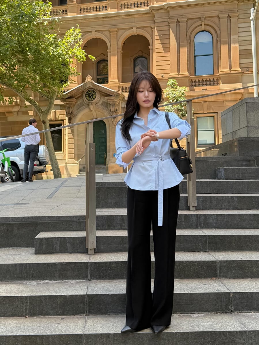 Bộ đôi này mang lại hình ảnh chuyên nghiệp, gọn gàng và phù hợp với môi trường làm việc.