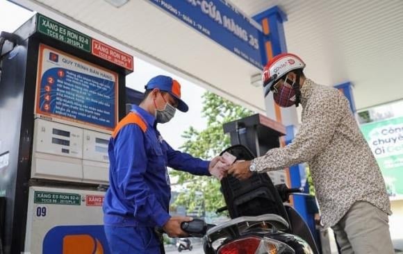 Nhiều người có thói quen đổ xăng theo một số tiền cố định như 50.000 hay 100.000 đồng vì nhanh và tiện. Tuy nhiên, cách này cũng có một số hạn chế.    