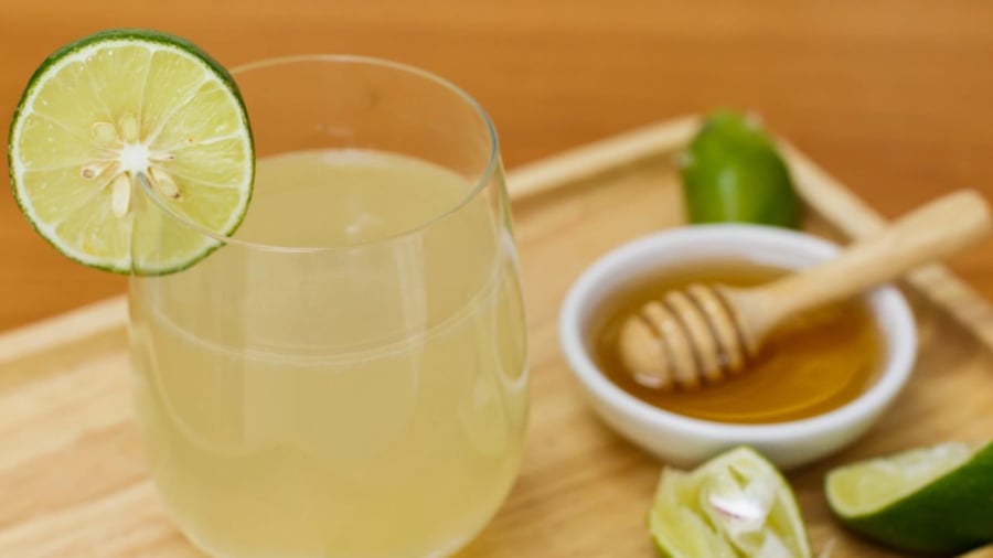 Uống nước chanh ấm vào buổi sáng mang lại nhiều lợi ích cho sức khỏe.