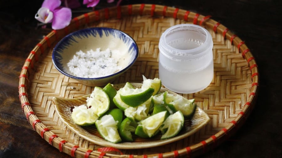 Để làm nước rửa bát, bạn chỉ cần vỏ chanh, muối và nước sạch.