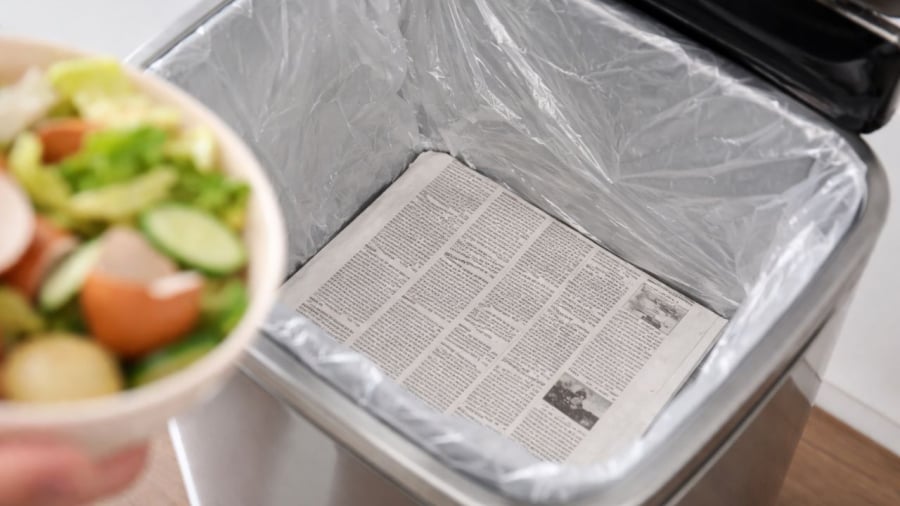 Bạn có thể dùng giấy báo, sách vở bỏ đi, giấy ăn thừa 