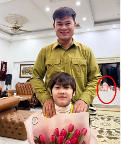 Nhiều người soi được phía sau bức ành của Hoà Minzy chai sẻ có nhiều chú gấu bông màu hồng như đồ chơi của một bé gái.  