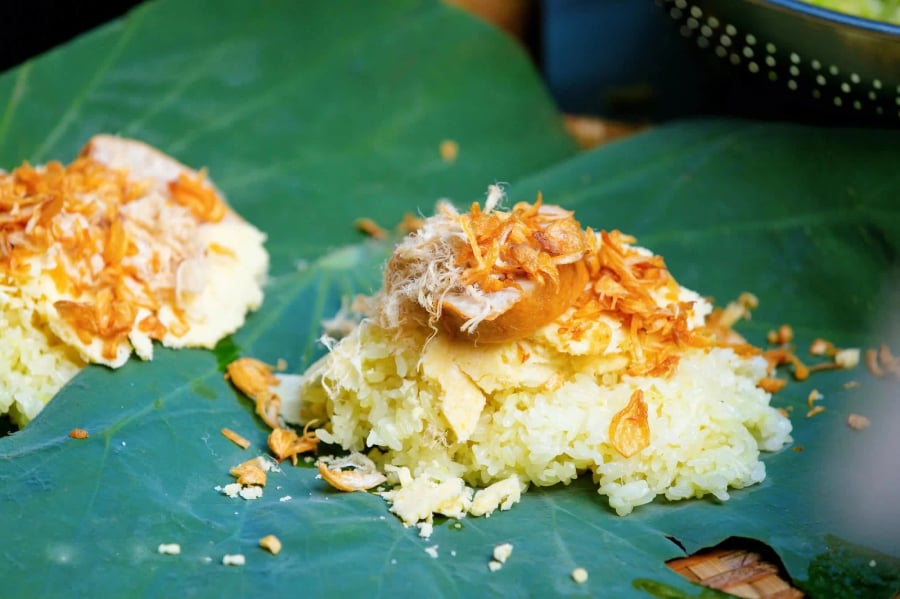 Xôi đậu là món ăn sáng truyền thống của nhiều người Việt. Chỉ với một gói xôi nhỏ, bạn đã có thể no đến trưa.