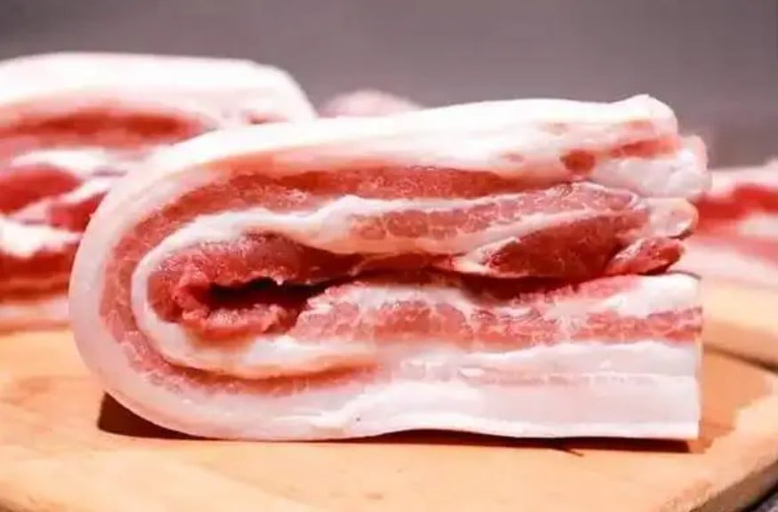 Hàm lượng chất béo trong thịt ba chỉ có thể làm tăng cholesterol trong máu. Ảnh minh họa