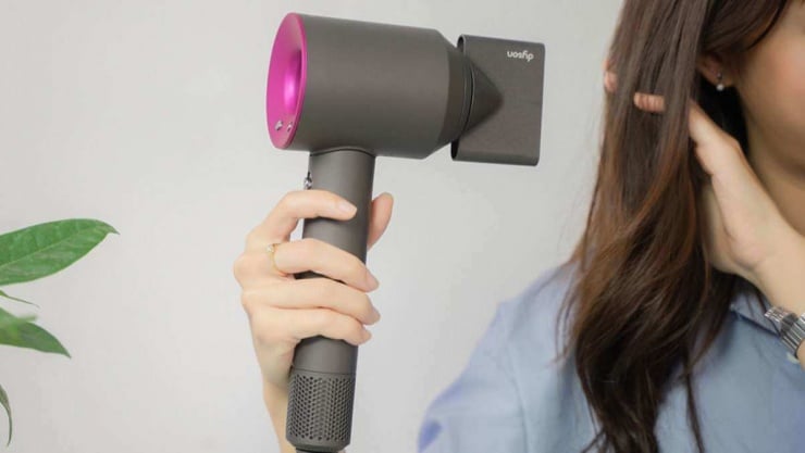 Tóc xoăn dài thường rất đẹp khi các lọn sóng được giữ rõ nét và mềm mại. 