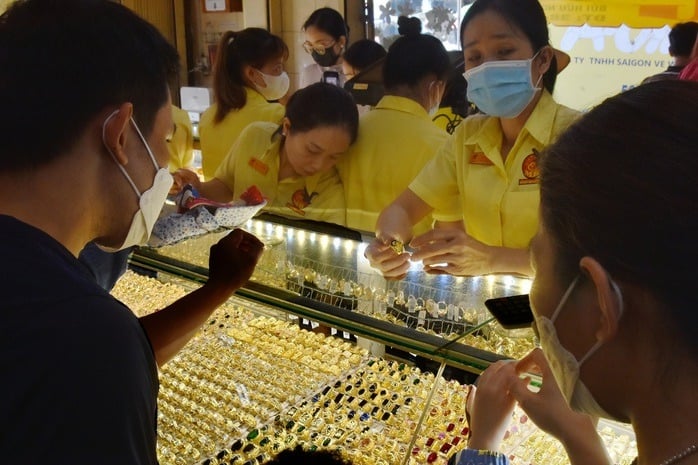 Tại thời điểm này, giá vàng giao ngay trên thị trường quốc tế được giao dịch quanh mức 5.139 USD/ounce, giảm 61 USD so với đỉnh trong phiên đêm trước là 5.200 USD/ounce.    