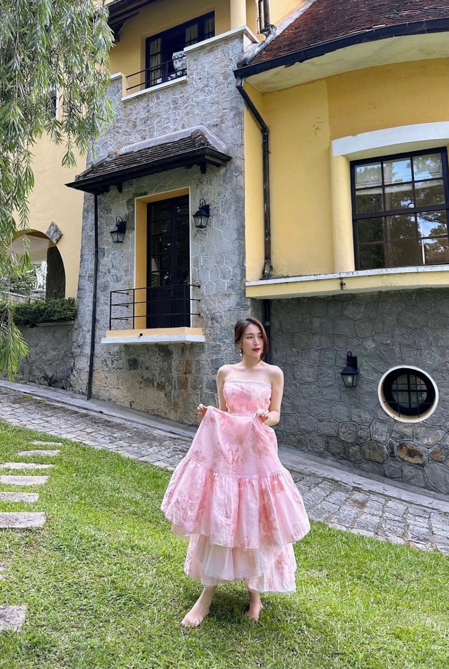 Một đôi sandal quai mảnh là lựa chọn hợp lý để hoàn thiện tổng thể, giúp trang phục trông nhẹ nhàng và thanh thoát hơn.