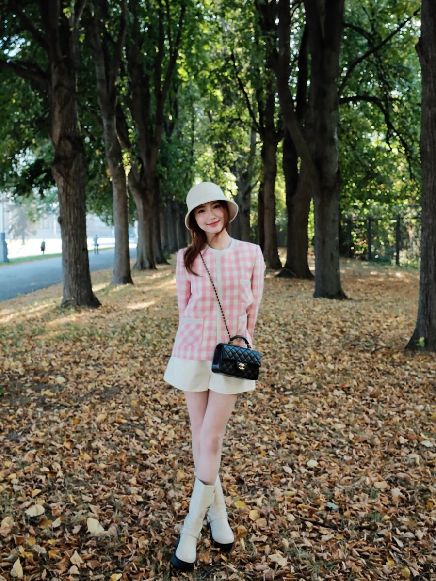 Một chiếc mũ bucket cũng là phụ kiện giúp tăng thêm nét đáng yêu cho phong cách.