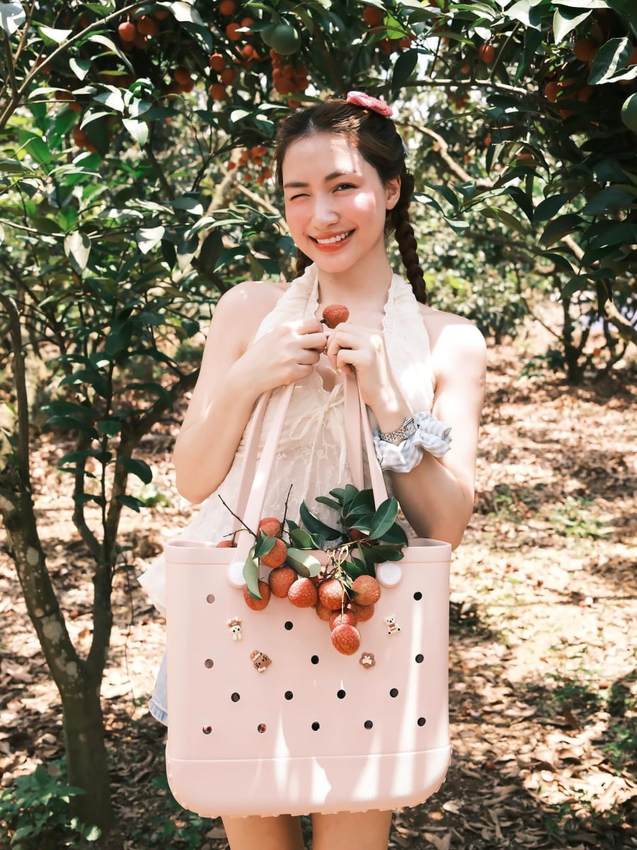 Những đôi giày như sneaker trắng, mary jane hay giày búp bê đều có thể hoàn thiện set đồ theo hướng trẻ trung và nhẹ nhàng.