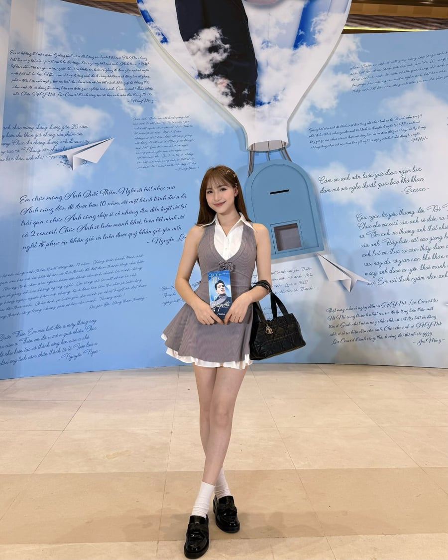 Khi đi cùng tất cao cổ và giày loafer cổ điển, bộ trang phục mang đến cảm giác vừa hiện đại vừa thanh lịch.