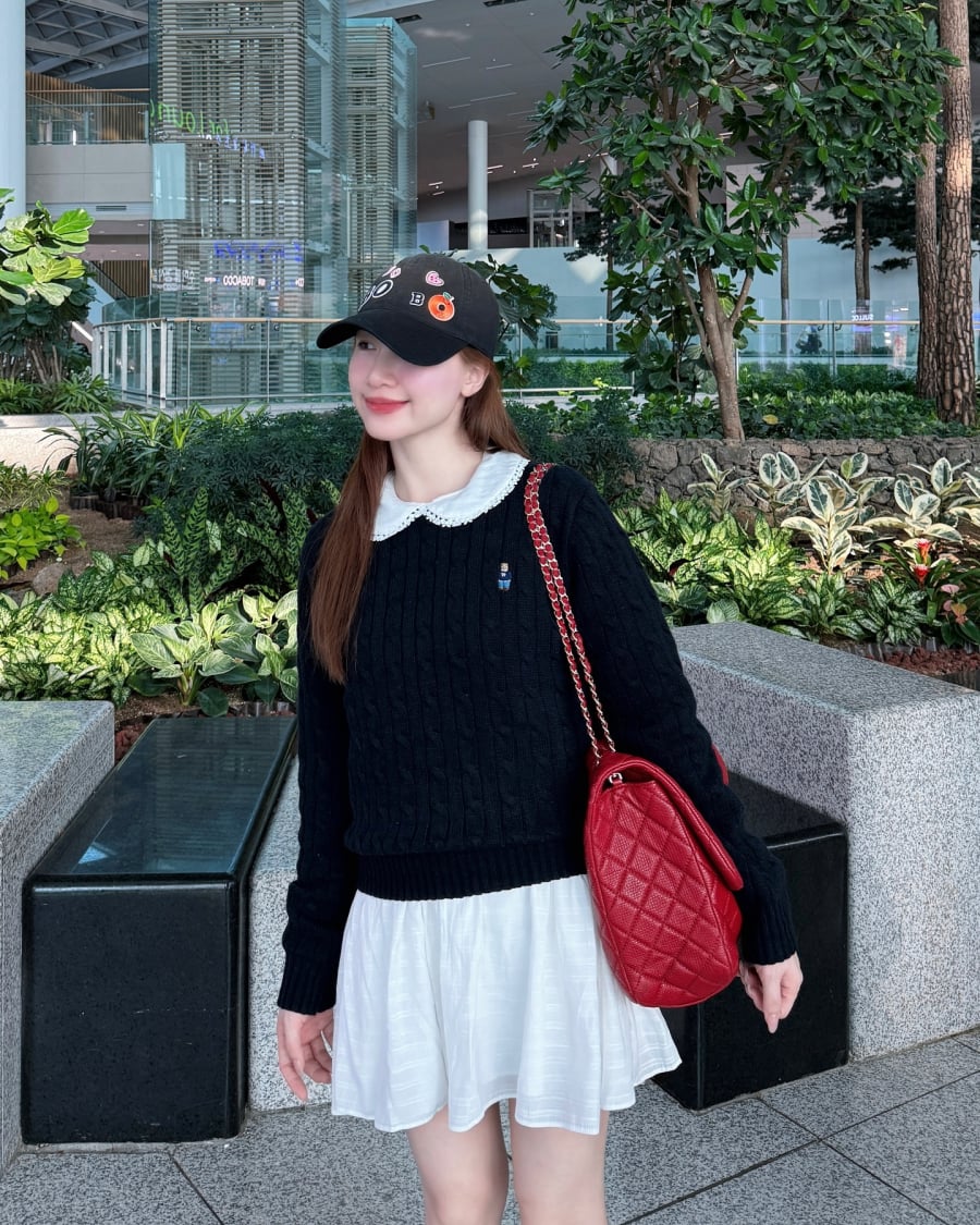 Cách kết hợp này phù hợp với những người yêu thích phong cách nữ tính nhưng vẫn muốn tạo sự khác biệt trong cách phối đồ.