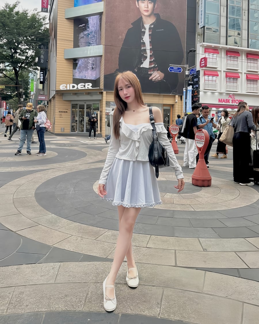 Khi kết hợp cùng giày ballet màu trắng, bộ trang phục trở nên trẻ trung và ngọt ngào hơn.