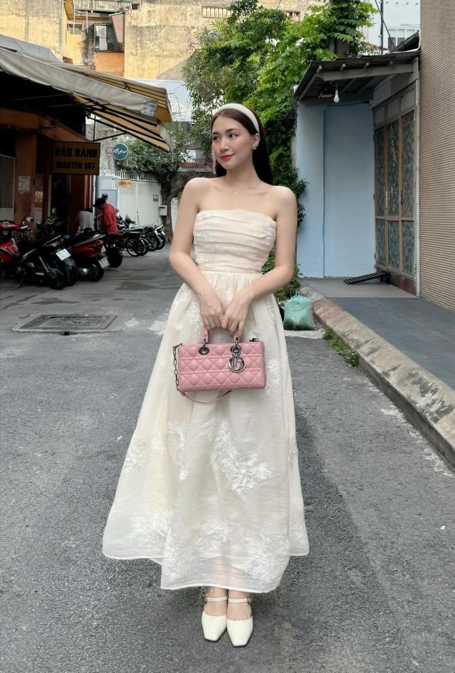 Những phụ kiện như bờm tóc hay giày mary jane có thể hoàn thiện hình ảnh theo hướng nữ tính và duyên dáng.    