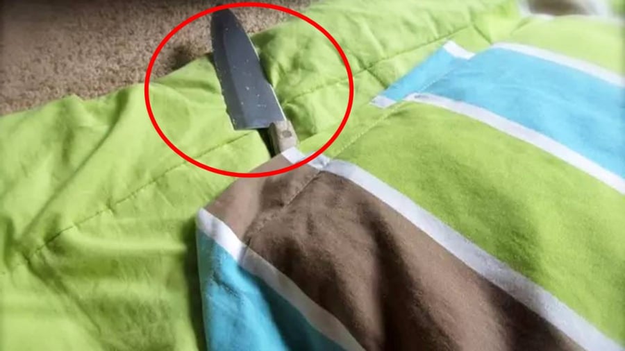 Theo quan điểm phong thủy, không nên đặt đồ vặt sắc nhọn như dao, kéo ở khu vực đầu giường.