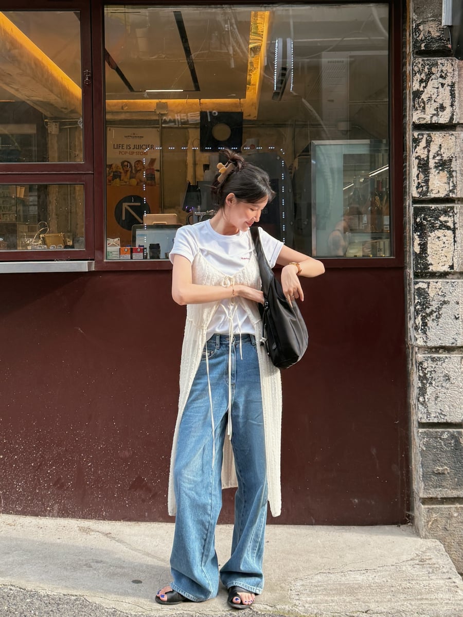  Khi kết hợp với những chất liệu mỏng nhẹ, gam màu trung tính này giúp tổng thể trang phục trông thoáng mát và dễ chịu hơn trong thời tiết nóng.