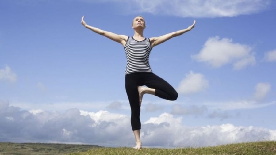 Đứng một chân nhắm mắt. (Ảnh minh họa)