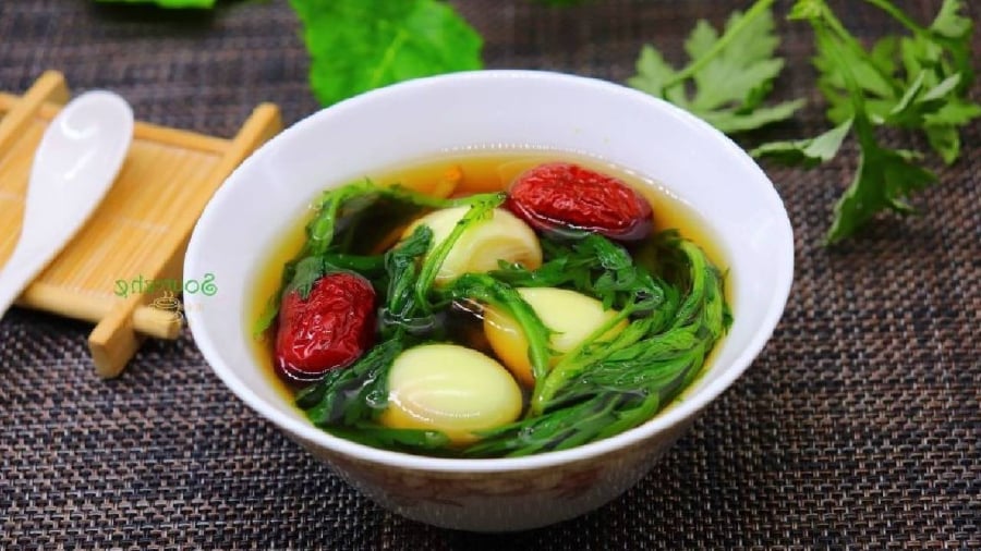 Trứng luộc ngải cứu mang lại nhiều lợi ích cho sức khỏe của phụ nữ.