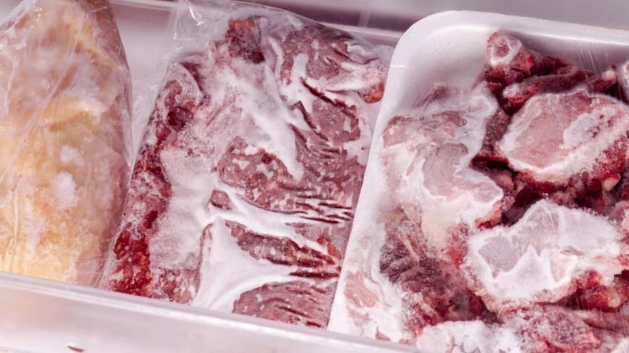 Nếu thịt bị nhớt, sẫm màu hoặc trở nên xơ cứng sau khi rã đông, đó là dấu hiệu cho thấy thịt đã bị biến đổi chất lượng, không còn đảm bảo an toàn để sử dụng.