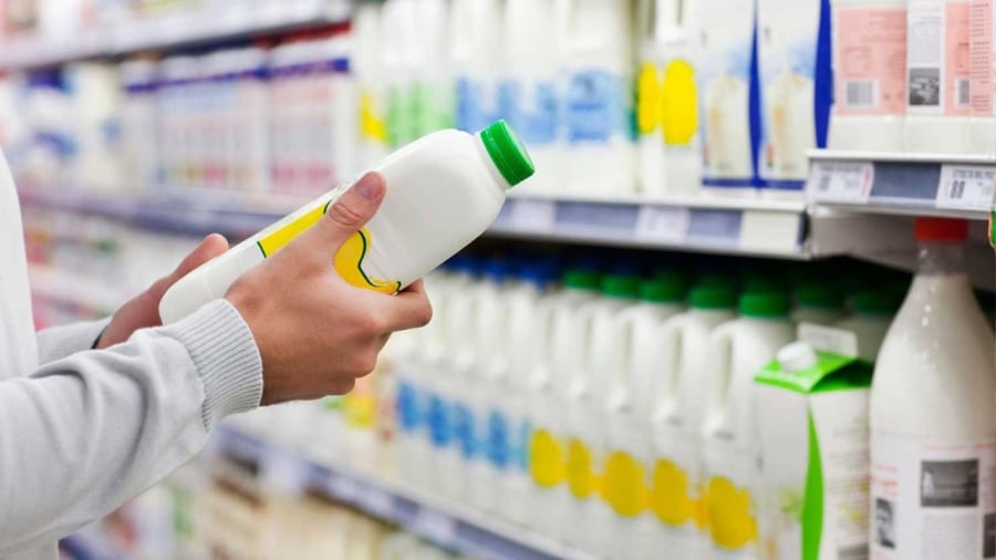 Sữa và các sản phẩm làm từ sữa được bày bán nhiều trong siêu thị. Người tiêu dùng có thể dễ dàng lựa chọn các món đến từ nhiều thương hiệu khác nhau với giá thành phù hợp túi tiền.